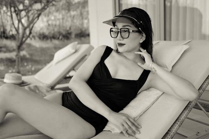 Theo đuổi dòng nhạc bán cổ điển, trên sân khấu và cả phong cách thờ trang thường thấy của Phạm Thu Hà vô cùng nhẹ nhàng, quyến rũ.
