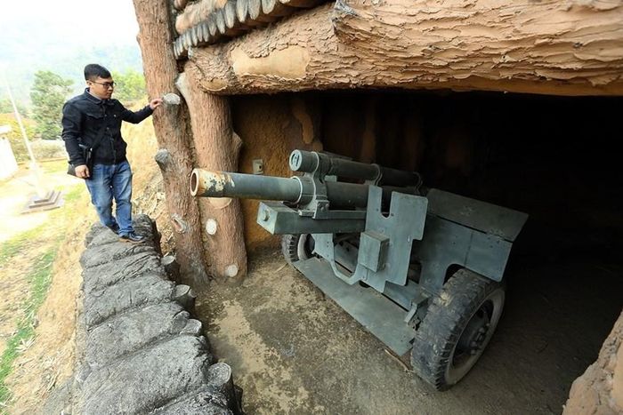 Một khẩu pháo 105mm tại Di tích trận địa pháo 105. (Ảnh: Phan Tuấn Anh/TTXVN)