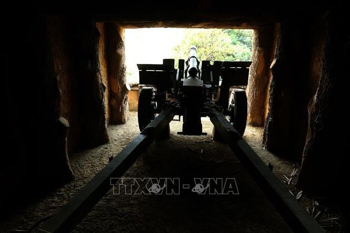 Pháo 105mm bắn loạt đạn đầu tiên vào Trung tâm đề kháng Him Lam. Ảnh: Phan Tuấn Anh/TTXVN