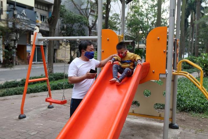 Trẻ em vui chơi cùng với những chiếc khẩu trang.