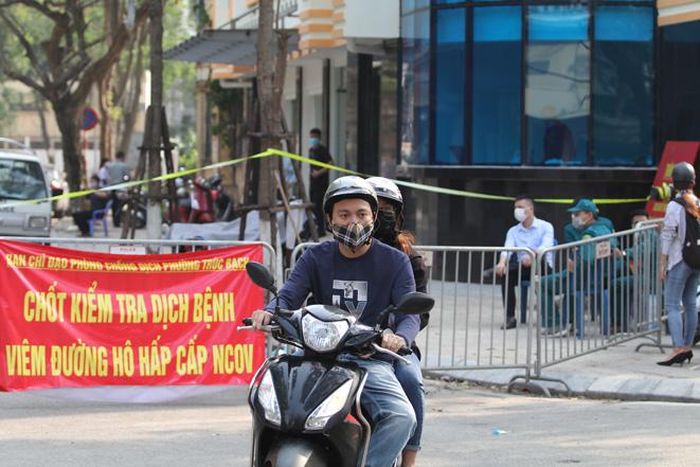 Công tác an ninh đảm bảo cho người dân vùng cách ly nghiêm ngặt.