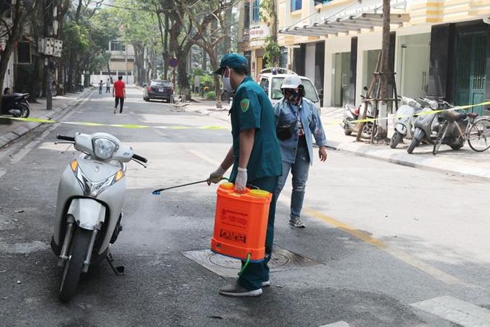 Cán bộ y tế phun khử khuẩn ở khu cách ly phố Trúc Bạch.