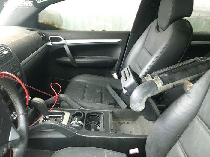 Nội thất bằng da màu đen cùng hệ thống giải trí PCM 3.0 gồm đài vệ tinh XM, hỗ trợ kết nối iPod, công nghệ Bluetooth cho điện thoại di động và hệ thống dẫn đường sử dụng dữ liệu trong ổ cứng.