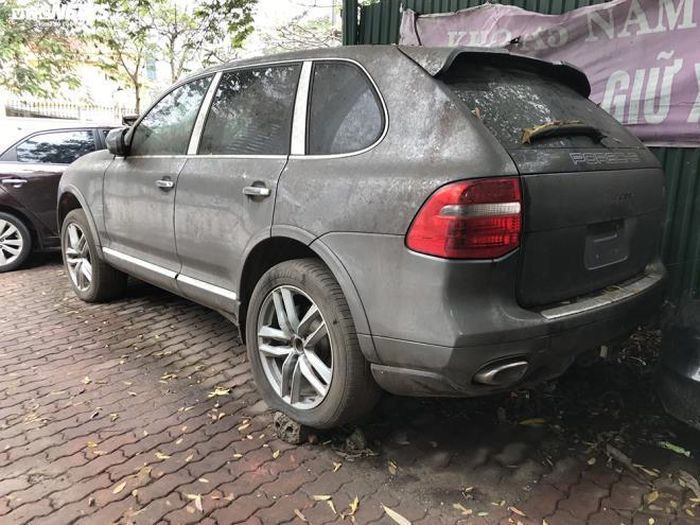 Cayenne được phát triển dựa trên khung gầm của Volkswagen Touareg. Xe được sản xuất qua 3 công đoạn từ Đức, Slovakia và quay trở lại lắp ráp cuối cùng tại Đức.