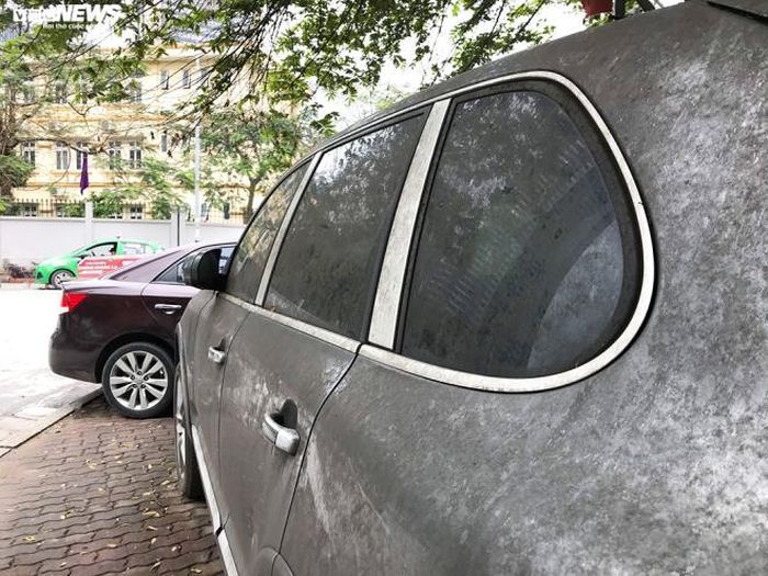 Chiếc SUV này có chiều dài tổng thể 4.798 mm, rộng 1.928 và cao 1.700 mm. Chiều dài cơ sở 2.855 mm. So với BMW X5, Cayenne nhỏ hơn chút ít nhưng do thiết kế kiểu 5 chỗ nên không gian phân chia rõ ràng và thoáng.
