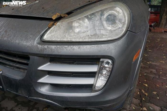 Xe được trang bị đèn halogen và bi xenon cộng với hệ thống đèn phá sương được lắp phía dưới cùng khoang hốc hút gió trông khá lạ mắt.