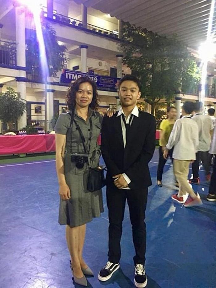 Vợ Trần Lập trong lễ trưởng thành của con trai.