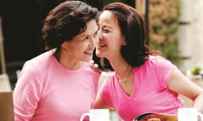 Bà Hải cứ thản nhiên "chém chả" con trai, bênh con dâu chằm chặp, khiến cho các con dâu bà luôn tự tin, (Ảnh minh họa)