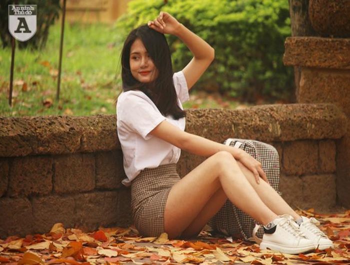Tường đá ong cùng hàng cây lá đỏ tạo nên vẻ đẹp vô cùng lãng mạn