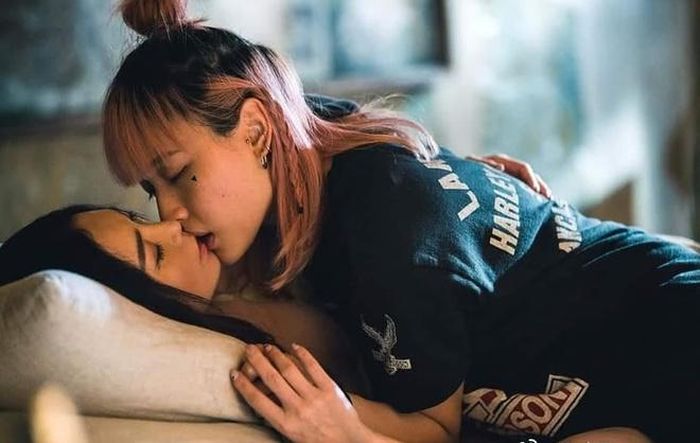 Ôn Bích Hà và Trần Hán Na có nụ hôn đồng giới nóng bỏng trong Đọa lạc hoa.