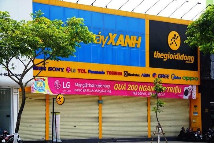 Siêu thị Điện máy Xanh nơi bệnh nhân thứ 35 làm việc đã được khử trùng, đóng cửa.