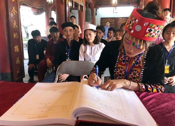 Em Tạ Thị Tâm ghi cảm tưởng tại Văn miếu Quốc Tử Giám, Hà Nội. 