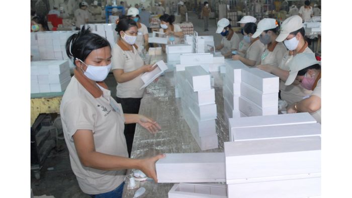 Sản xuất đồ gỗ xuất khẩu tại một doanh nghiệp ở TPHCM. Ảnh: CAO THĂNG