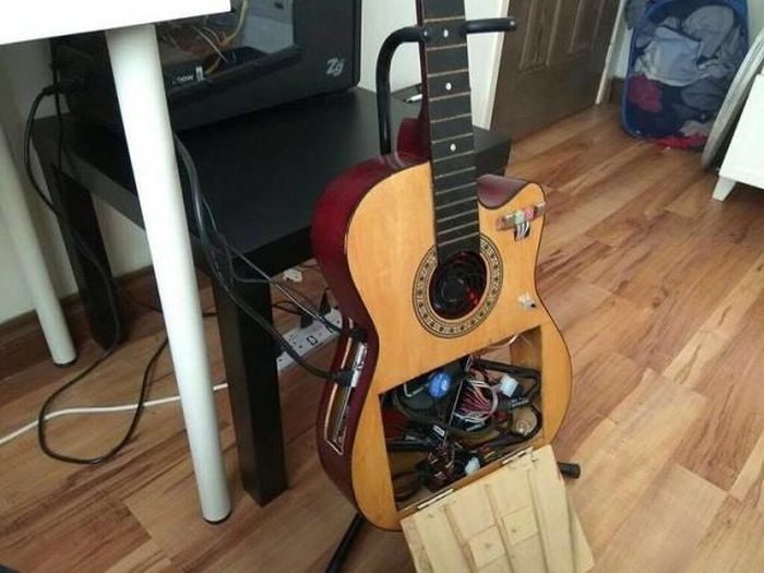 Đã bao giờ bạn từng nghĩ có tồn tại chiếc case máy tính hình cây đàn guitar thế này?