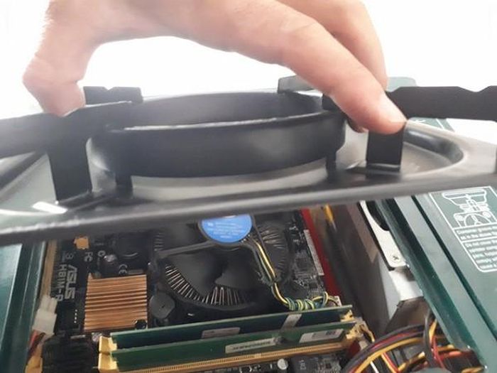 Cận cảnh nội thất bên trong bộ case bếp ga mini với main Asus, chip Intel và 2 thanh DDR3.