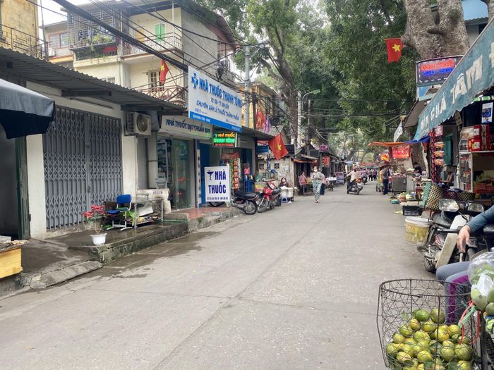 Chợ cóc xung quanh sân khu tập thể Kim Liên (Hà Nội) im ắng, lượt người đến mua và bán giảm nhẹ. Chị Hằng, tiểu thương gần đó cho biết, lượng thịt chị lấy về nhiều phần đã có khách đặt trước, chỗ còn lại trên sạp chỉ bán đến khoảng 10 giờ sáng là hết.