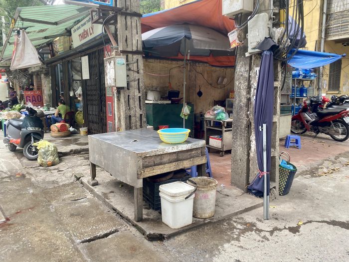 Một góc chợ dưới khu tập thể Kim Liên thưa người bán.