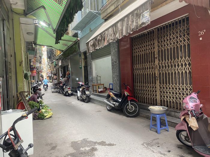 Sáng 12/3, chợ cóc trong một con ngõ ở đường Trường Chinh (Hà Nội) vắng hơn thường lệ. Người dân sống tại đây cho biết, đoạn ngõ ngắn này bình thường tiểu thương ngồi sát nhau, đặc biệt đông đúc vào buổi chợ sáng.