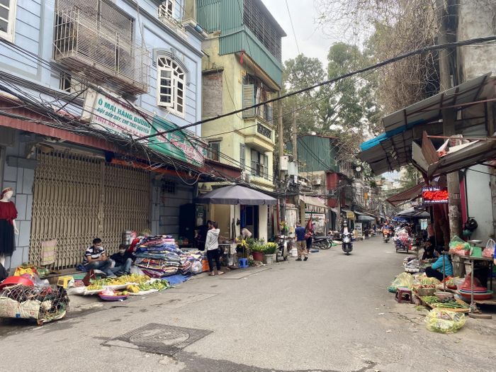 Nhiều sạp hàng tại chợ Nam Đồng (Hà Nội) thưa thớt khách mua, số lượng quầy bán đồ ăn sẵn giảm hẳn. Chị Phương Anh (Xã Đàn, Hà Nội) cho biết, thời điểm này chị hạn chế đi chợ, nếu thiếu gì thì ghi lại, 1-2 ngày đi một lần, chủ yếu mua rau. Thực phẩm khác ưu tiên mua trong siêu thị, chỉ đi một chỗ là đủ đồ cho cả tuần.