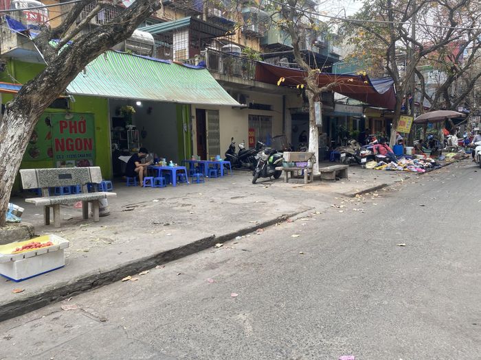 Quán ăn sáng tại chợ Nam Đồng thưa khách, vắng bóng các tiểu thương bán hàng.