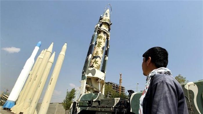  Ngoài ra, hàng nghìn tên lửa đạn đạo tầm ngắn, có tầm phóng 700-1000km của Iran cũng có thể khiến lực lượng Mỹ ở Iraq, Syria, Saudi Arabia, UAE, Qatar, Oman… và một phần lãnh thổ Israel lâm vào tình trạng nguy hiểm. 