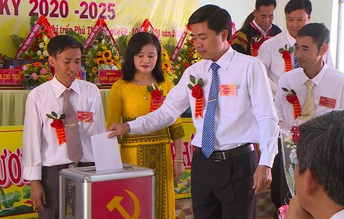 Bỏ phiếu bầu Ban Chấp hành Đảng bộ thị trấn Phú Thiện nhiệm kỳ 2020-2025. Ảnh: Đ.P