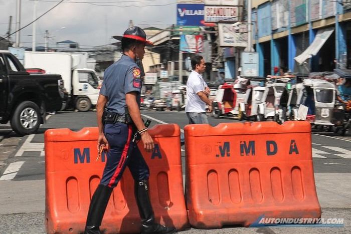  Tổng thống Philippines đã thông qua nghị quyết cho phép thực thi hàng loạt biện pháp hạn chế, bao gồm lệnh cấm tụ tập đông người, đóng cửa trường học 1 tháng, cách ly những cộng đồng đã phát hiện trường hợp nhiễm Covid-19 cũng như ngừng hoạt động ra vào Manila. 