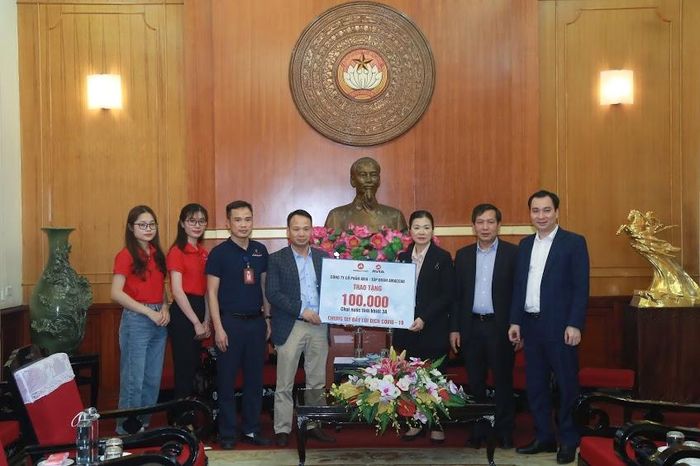 Phó Chủ tịch Trương Thị Ngọc Ánh tiếp nhận 100.000 chai nước tinh khiết 3A ủng hộ của Công ty Cổ phần AVIA (Tập đoàn AMACCAO).
