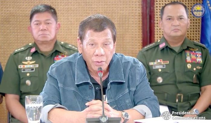 Tổng thống Philippine Rodrigo Duterte (giữa) tuyên bố sẽ áp đặt lệnh phong tỏa thủ đô Manila. Ảnh: RAPPLER