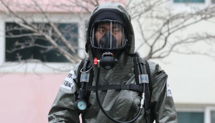  Các bà nội trợ tìm kiếm dịch vụ khử trùng nhà riêng giữa mùa dịch Covid-19. Ảnh: AFP. 