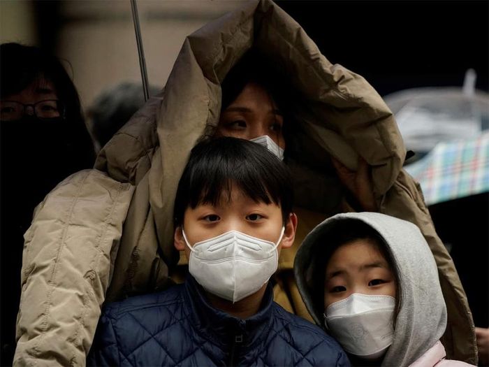 Nhiều trẻ em bị lây nCoV từ chính các thành viên trong gia đình. Ảnh: Reuters.