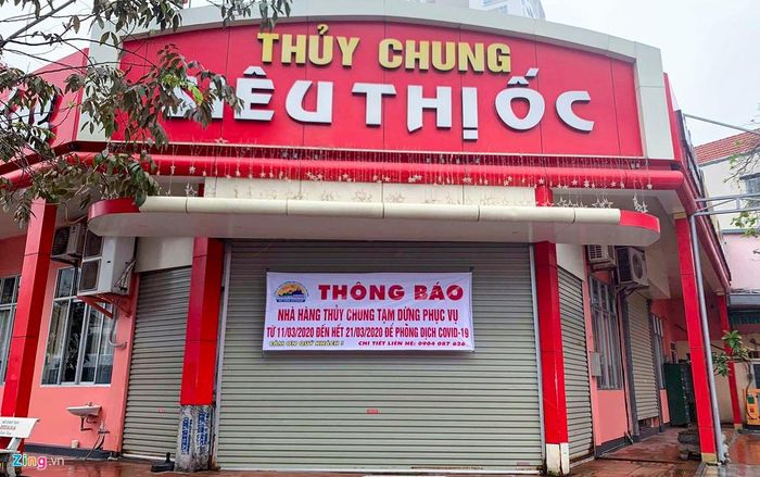 Tthông báo dừng hoạt động để phòng chống dịch Covid-19 được dán ở trước cửa nhiều nhà hàng nổi tiếng tại khu du lịch.