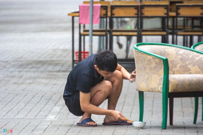 Anh Phạm Văn Mạnh, quản lý một quán cafe tại khu du lịch Bãi Cháy, cho biết tình trạng vắng khách đã diễn ra từ tết đến nay. Những ngày này, anh quyết định cho nhân viên nghỉ việc và tranh thủ sơn sửa lại đồ đạc khi mùa du lịch hè sắp tới.