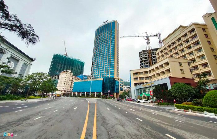 Ngoài vịnh Hạ Long, các tuyến điểm tham quan vịnh Bái Tử Long (Cẩm Phả), khu du lịch Cô Tô (Cô Tô), khu danh thắng Yên Tử (Uông Bí) cũng dừng đón tiếp khách du lịch.
