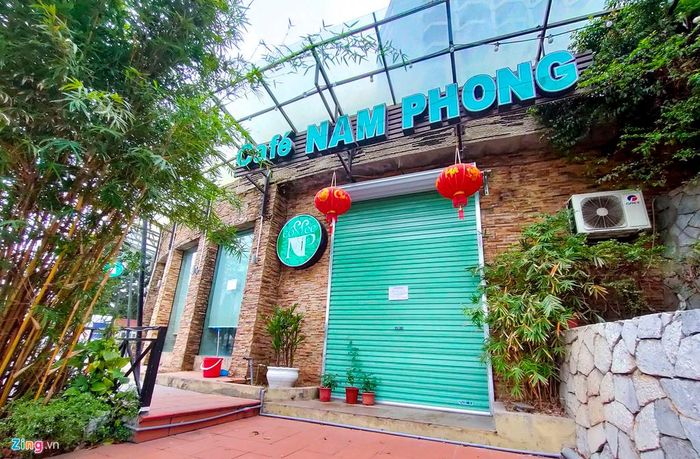 Sau lệnh dừng đón khách du lịch, nhiều cửa hành dịch vụ tại khu du lịch Bãi Cháy cũng đóng cửa do vắng khách.