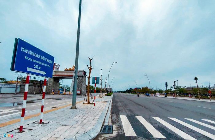 Đường phố Hạ Long trở nên vắng vẻ hơn, lác đác chỉ có một vài xe ôtô chở hàng tiếp tế cho các tàu du lịch đang neo đậu ở cầu cảng.