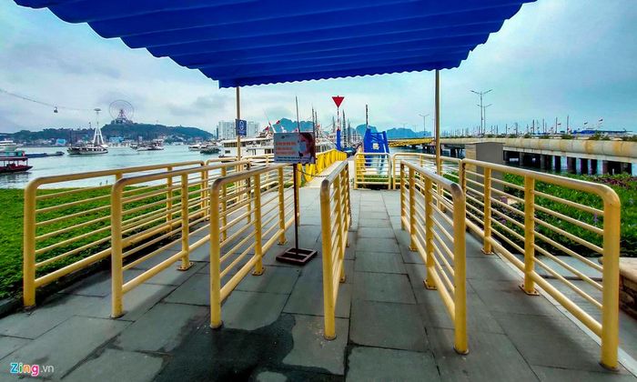Qua 12h trưa, toàn bộ hoạt động tiếp đón khách đã dừng lại. Khu du lịch Bãi Cháy của thành phố Hạ Long không có một bóng người.