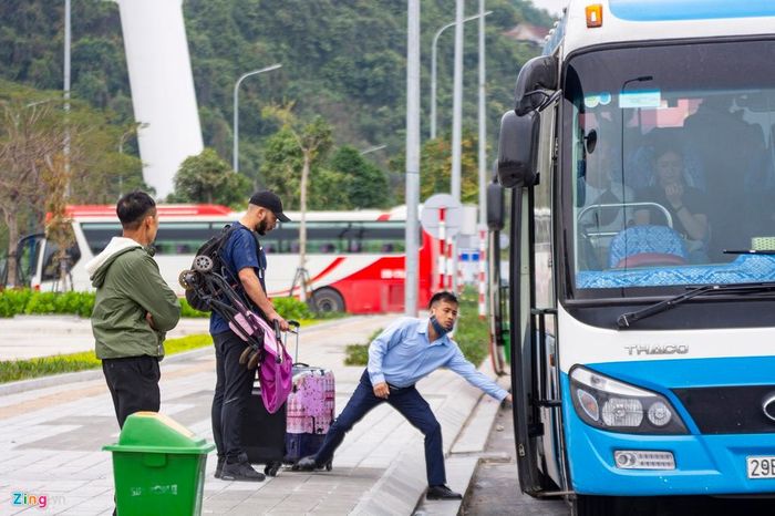 Một du khách người Mỹ cho biết anh dự định đến Hạ Long nghỉ cùng gia đình một tuần tính từ sáng 10/3. Nhưng khi nhận được thông báo của Quảng Ninh, chuyến du lịch phải rút ngắn lại.