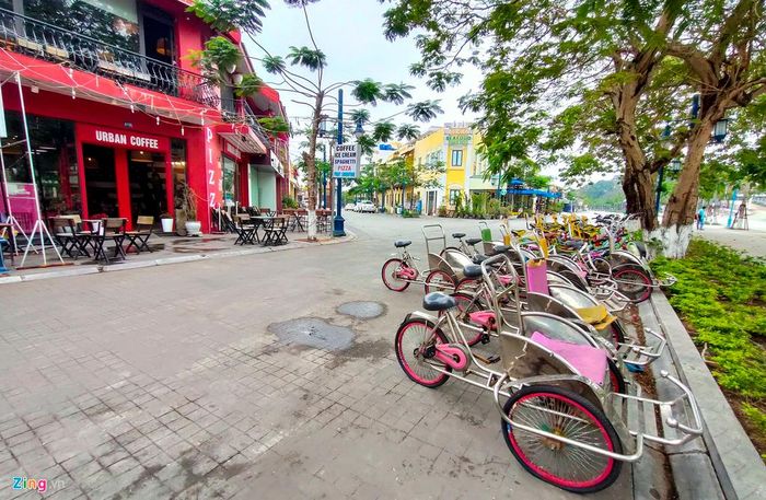 Một số cửa hàng cố gắng mở cửa nhưng trong tình trạng vắng khách. Xe xích lô phục vụ khách du lịch xếp thành dãy dài do không có khách đến thuê.