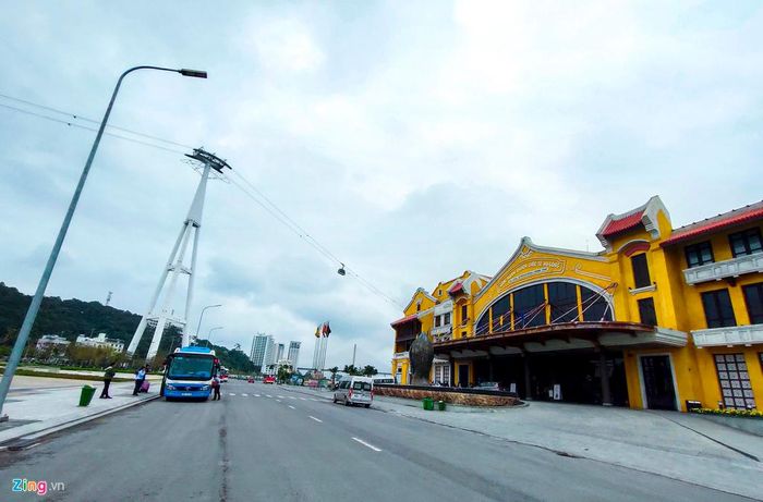 Bên ngoài cảng, các đơn vị lữ hành đã chuẩn bị sẵn ôtô để đón du khách rời Hạ Long.
