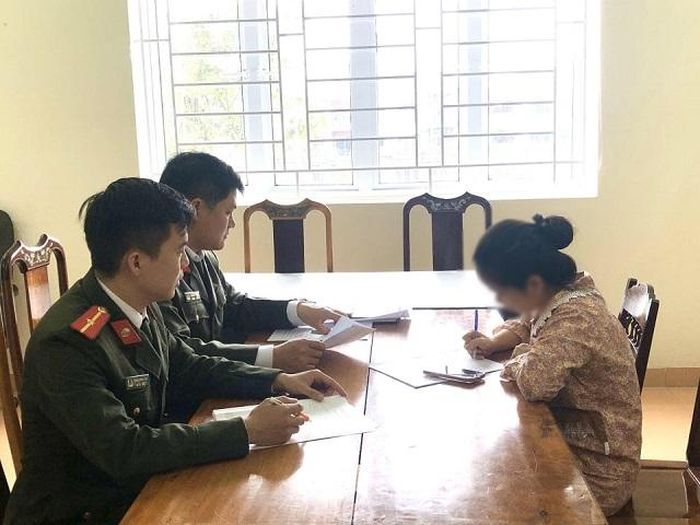 Công an TP Hà Tĩnh lập biên bản vi phạm hành chính đối tượng tung tin đồn dịch Covid - 19. Ảnh: Hải Yến