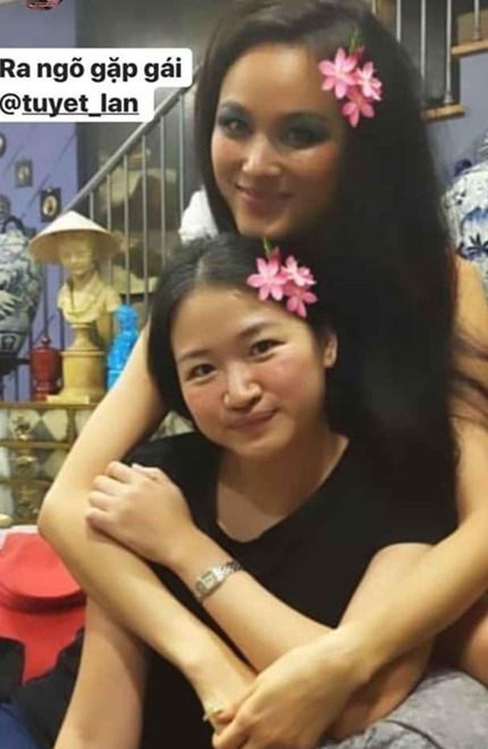 Tình cờ hội ngộ, Đỗ Hà và Tuyết Lan khiến cộng đồng mạng không khỏi bật cười khi khoe hình cùng nhau làm xấu với bông hoa gài trên tóc. Cùng được biết đến qua cuộc thi Vietnam's Next Top Model, cả Tuyết Lan và Đỗ Hà đều đã có những thành tựu nhất định khi hoạt động trong ngành công nghiệp thời trang tại trường quốc tế.