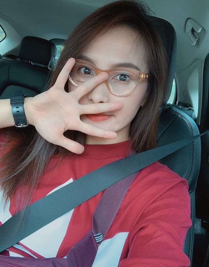 Bảo Thanh nhắc nhở người hâm mộ: "Chớ đưa tay lên mắt mũi miệng nhé quý vị. Rửa tay, hạn chế tụ tập nơi đông người và cách ly nếu cần thiết". Người hâm mộ hài hước trả lời: "Mô tả chân thực quá, chị Thanh đang đặt tay lên miệng kìa".