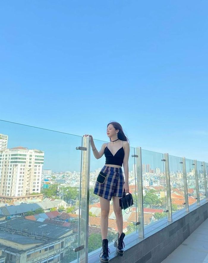 Khoe khéo chân dài dáng chuẩn cùng với vòng eo con kiến, Liz Kim Cương được người hâm mộ hết lời khen ngợi. Nhan sắc của cựu trưởng nhóm LIME ngày càng trở mặn mà và quyến rũ khiến nhiều người mong ước.