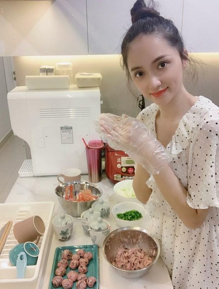 Để chứng minh sự đảm đang, Hương Giang Idol quyết định mặc đồ ngủ vào bếp. Ngay sau khi bức hình được đăng tải, người hâm mộ đã cảm thấy lo lắng vì tình trạng sút cân đáng báo động của Hương Giang và khuyên nàng hậu nên tranh thủ nghỉ ngơi, nạp đầy đủ chất dinh dưỡng để cơ thể được phục hồi.