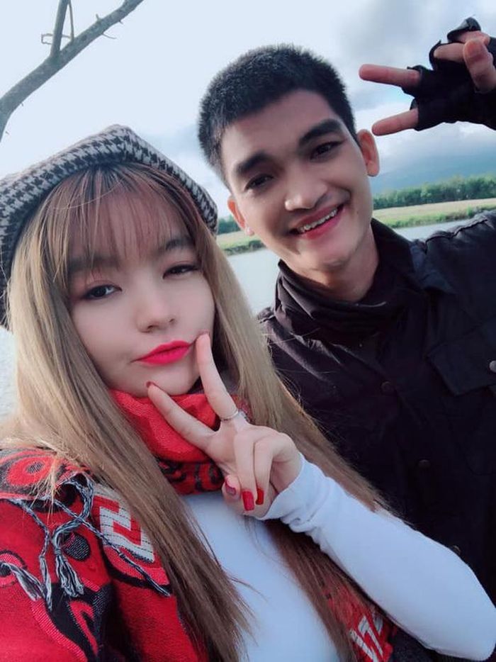 Á quân "Cười xuyên Việt" 2015 cùng bạn gái thường xuyên đi du lịch và chia sẻ hình ảnh trên trang cá nhân.