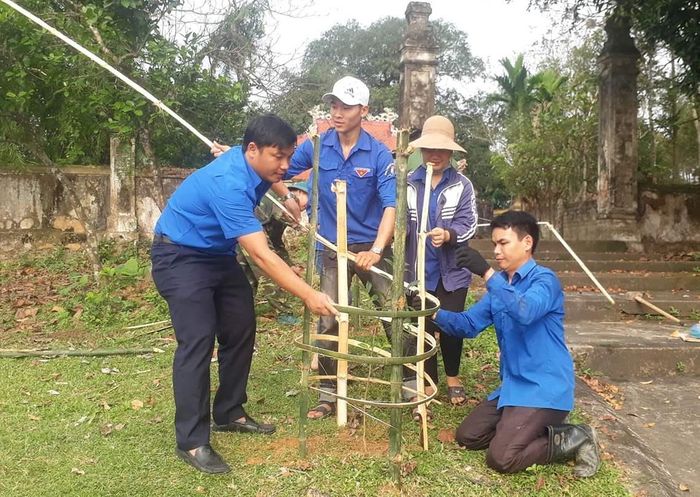 Thanh niên Hà Tĩnh trồng cây xanh bảo vệ môi trường.