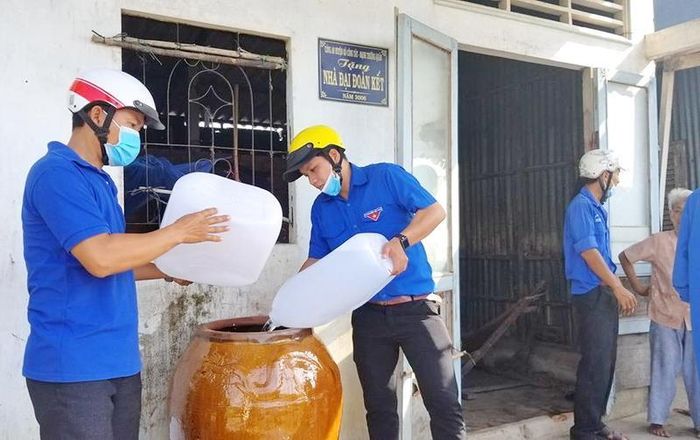 Thanh niên Tiền Giang vận chuyển nước sạch tới nhà giúp các hộ neo đơn, có hoàn cảnh khó khăn.