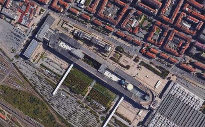 Đường trên mái nhà: Tòa nhà Lingotto ở Turin, Ý từng được coi là công trình kiệt tác khi xây dựng một đường thử xe ở ngay trên mái nhà. Đến nay tuy đã không còn thuộc sở hữu của công ty xe hơi Fiat, con đường trên mái nhà vẫn được giữ nguyên.