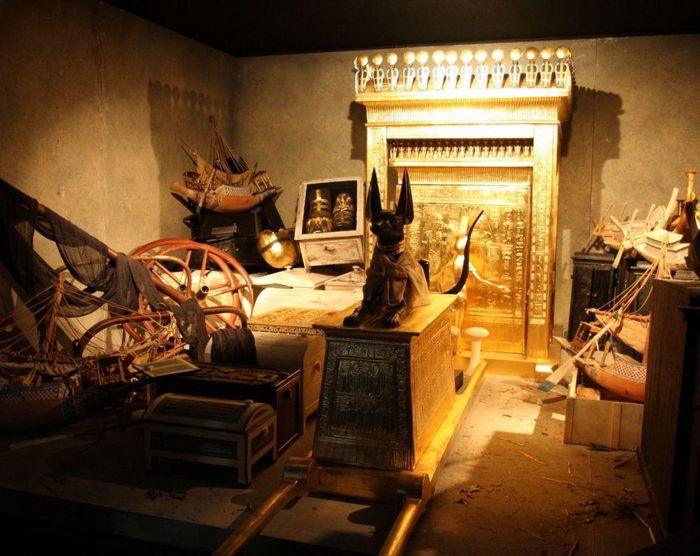 Trong số này có cả những bức tượng tạc pharaoh quá cố cùng với các vị thần được người Ai Cập tôn sùng.